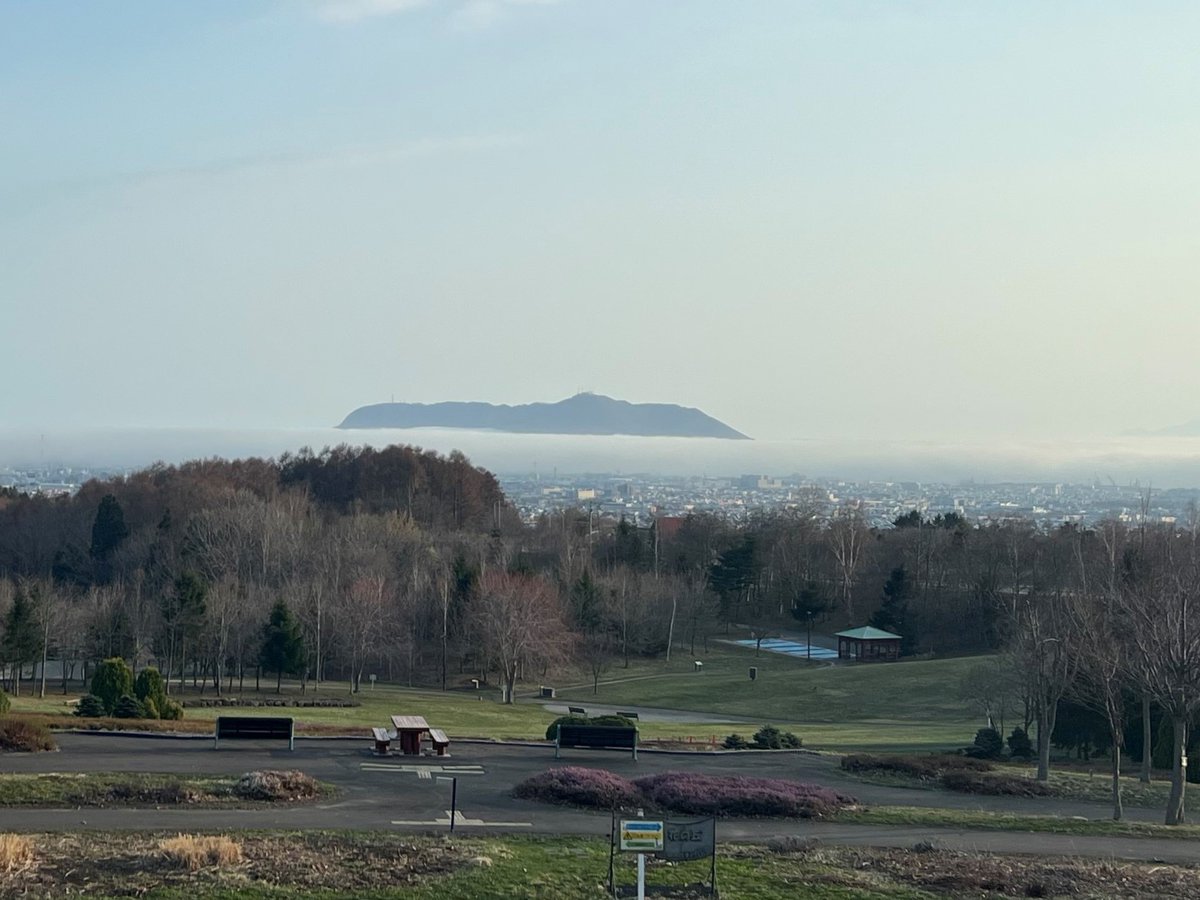 4月13日(土)17：00頃の四季の杜公園
先日も函館山から観た海霧がニュースになっていましたが、四季の杜公園からも観られるんです！

＃函館市　＃四季の杜公園　＃海霧　＃雲海　#霧