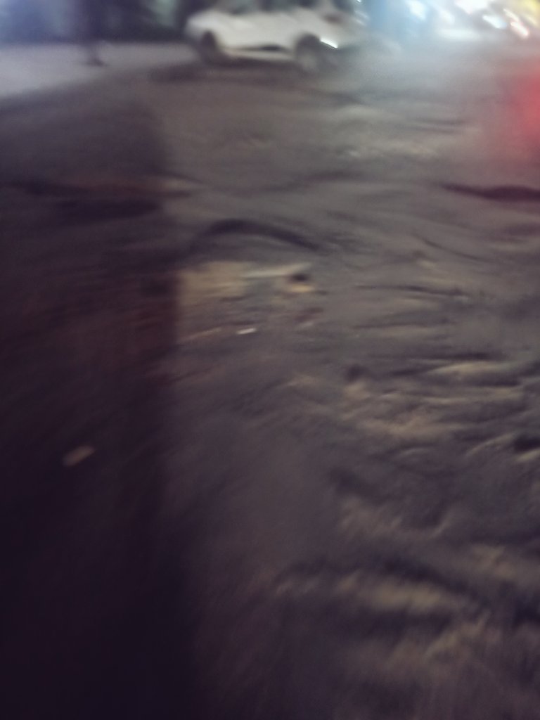Shivanivrs21's tweet photo. Road frm Baradevi Chauraha-Gaushala has boulder pothole uneven patch
impeding to drive &amp; walk No streetlight make dark stretches &amp; blindspots increased mishap of mobile &amp; chain snatching risking safety &amp; security @CMOfficeUP @DMKanpur @nagarnigamknp @mayorkanpur @CommissionerKnp https://t.co/i5HKR74mV4