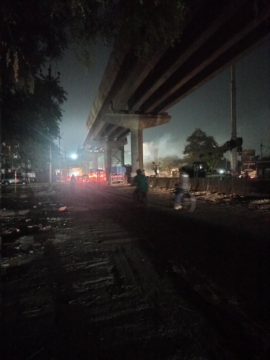 Shivanivrs21's tweet photo. Road frm Baradevi Chauraha-Gaushala has boulder pothole uneven patch
impeding to drive &amp; walk No streetlight make dark stretches &amp; blindspots increased mishap of mobile &amp; chain snatching risking safety &amp; security @CMOfficeUP @DMKanpur @nagarnigamknp @mayorkanpur @CommissionerKnp https://t.co/i5HKR74mV4