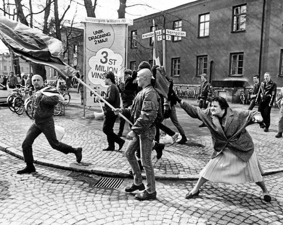 Il #13aprile 1985, nella tranquilla cittadina svedese di #Växjö, #DanutaDanielsson, figlia di una sopravvissuta ad #Auschwitz , durante una manifestazione del Partito del Reich Nordico, prese a borsate #SeppoSeluska che poco tempo dopo torturerà e ucciderà un ebreo omosessuale.