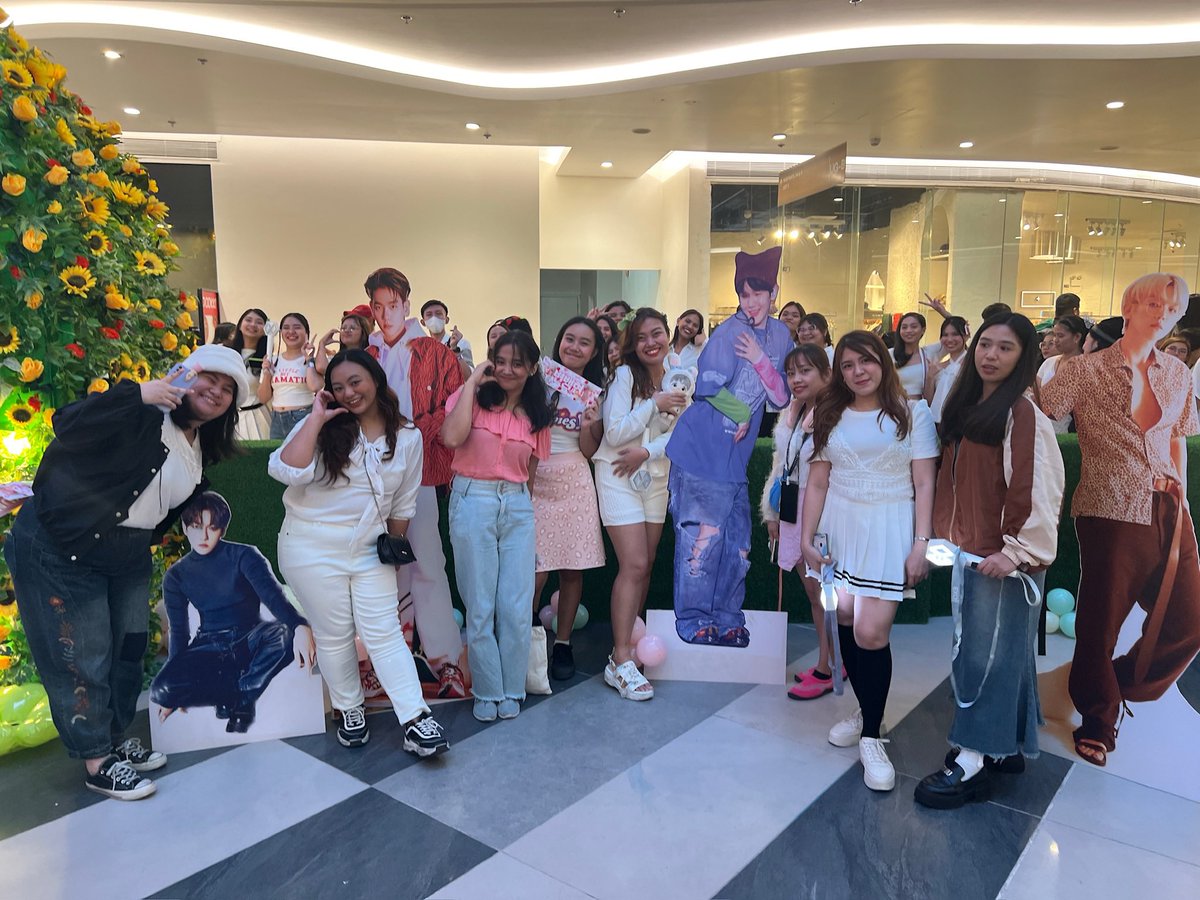 Betcha want to be here at the #LONSDALEITEinMANILA fanzone with your fellow EXO-Ls too! 😌✨ You and me, relax and chillin' here at the Quantum Skyview, Upper Ground B, Gateway Mall 2, EXO-Ls! 🩵 #GatewayMall2 #DiscoverTheNewGateway #CityOfFirsts #AranetaCity #BAEKHYUN #EXO