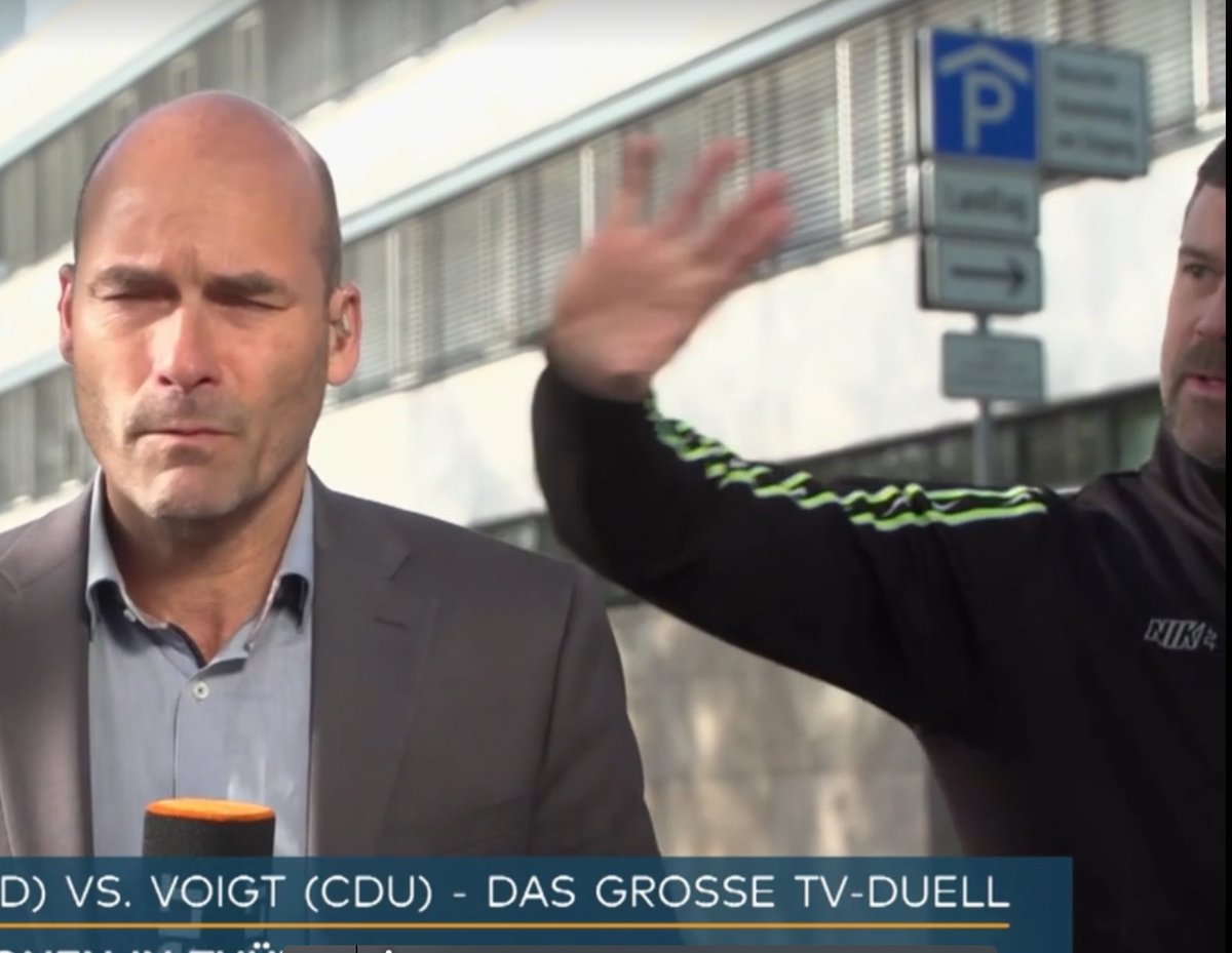 Der Mann rechts greift ⁦@welt⁩ Reporter ⁦@S_Schwarzkopf⁩ an. Widerlich. Kennt ihn jemand? Der will ja offenbar unbedingt in die Öffentlichkeit…