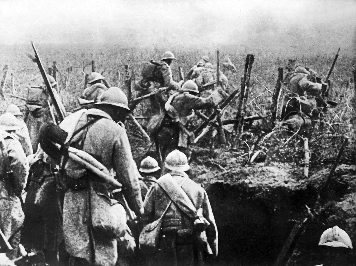 French soldiers moving into attack from their trench during the Verdun battle, 1916.