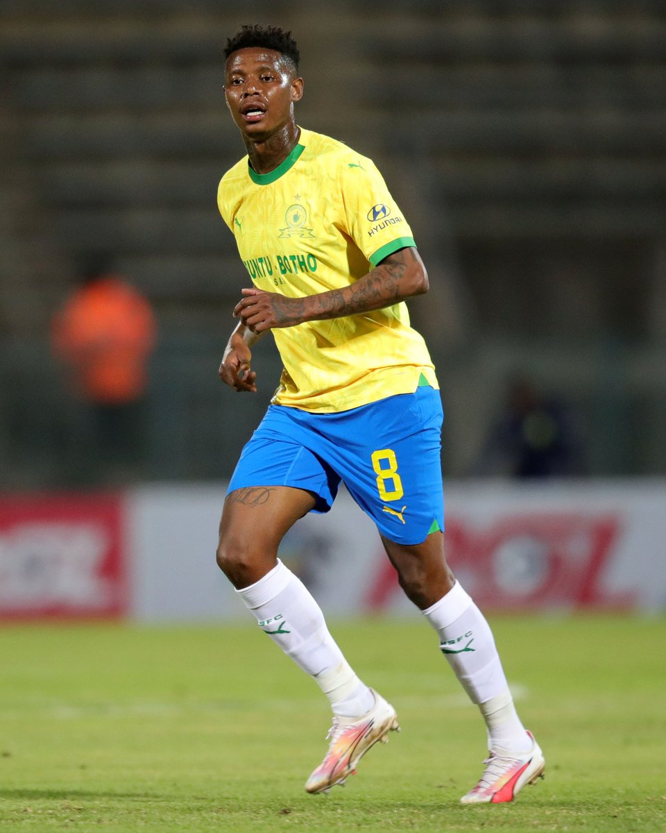 A Sundowns with Zungu plays better , it varies combination & long passes . He is such a quality passer A Sundowns with Riva is stable at the back , builds up with confident & it flows It will pass the 1st press easy 💛💙💚