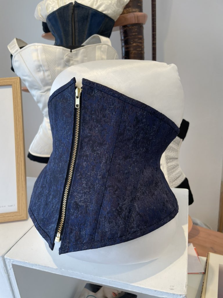 code_cronoss's tweet photo. コルセット展
開催中です〜。

#コルセット
#corset
#グループ展
#イロリムラ
#中崎町 https://t.co/OvUq5JpVah