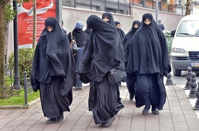 Bulgaristan halka açık yerlerde, kurumlarda, okullarda ve devlet dairelerinde burka ve Çarşaf  giyilmesini yasaklayan bir yasa çıkardı.. 

Uymayanlara sosyal yardımların kesilmesi ve 860 Euro 
para cezası uygulanacakmış.

'Türkiye’de de yasaklansın' diyenler...?!