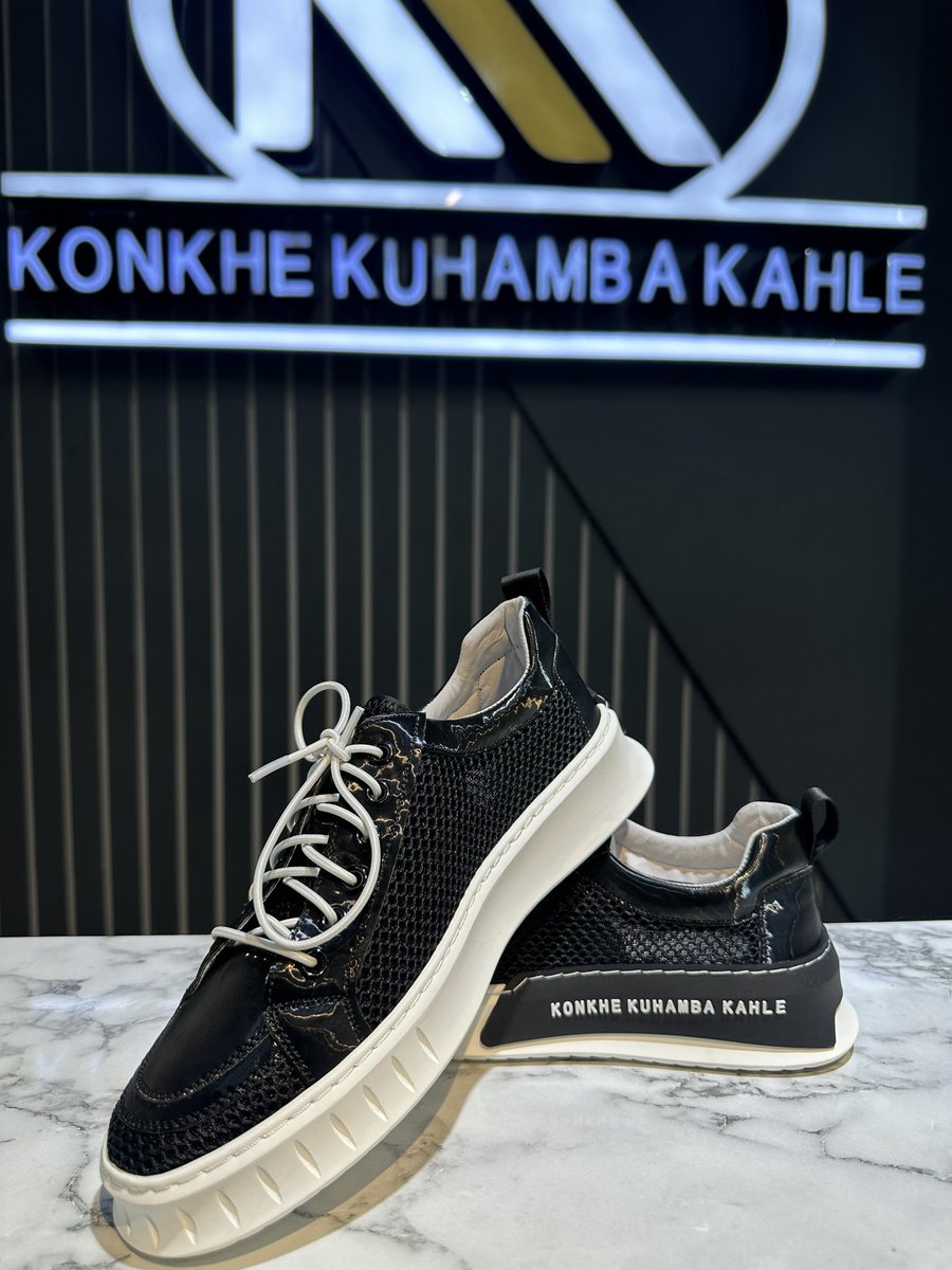 Sneaker giveaway exactly 9 o’clock we start 💃 🕺 Retweet for awesome ❤️ Coolest clothing brand in SA 👌🏾 #konkhekuhambakahleclothing