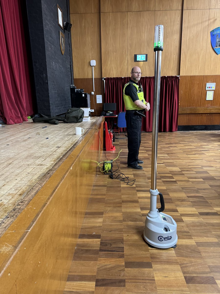 SpringfieldWMP's tweet image. #Sparkhill #HallGreen Officers have carried out a knife arch in one of the Schools as part of a preventative measure for any crimes. 😎#notocrime