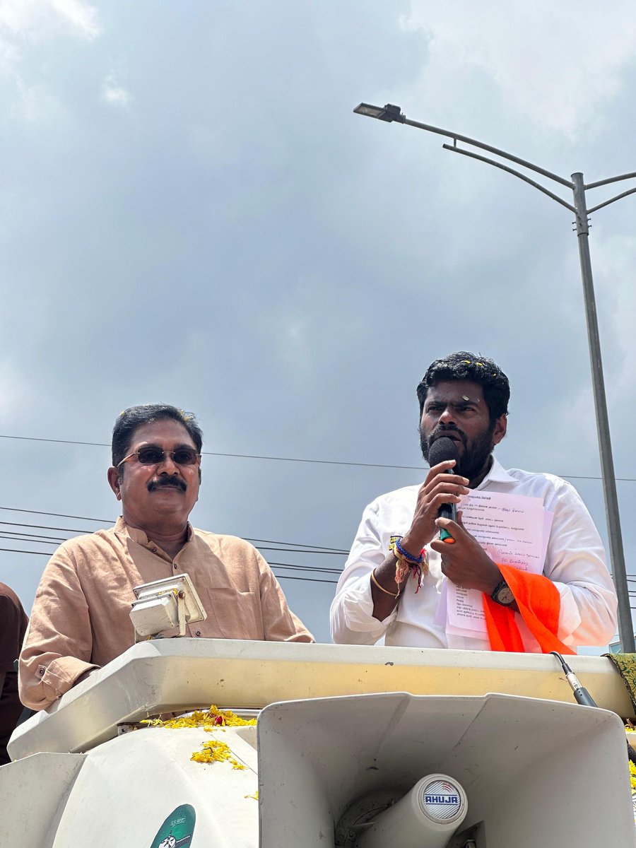 AmmkITMuthu's tweet photo. #வெற்றிசின்னம்குக்கர் 
#NDAalliance 

தமிழக பாஜக தலைவர் திரு. #அண்ணாமலை அவர்கள் 

மக்கள்செல்வர் #TTVDhinakaran அவ��்களுக்கு ஆதரவாக குக்கர் சின்னத்திலே வாக்கு சேகரித்தார் ...

#TTV4Theni https://t.co/tSyoDIKgi0