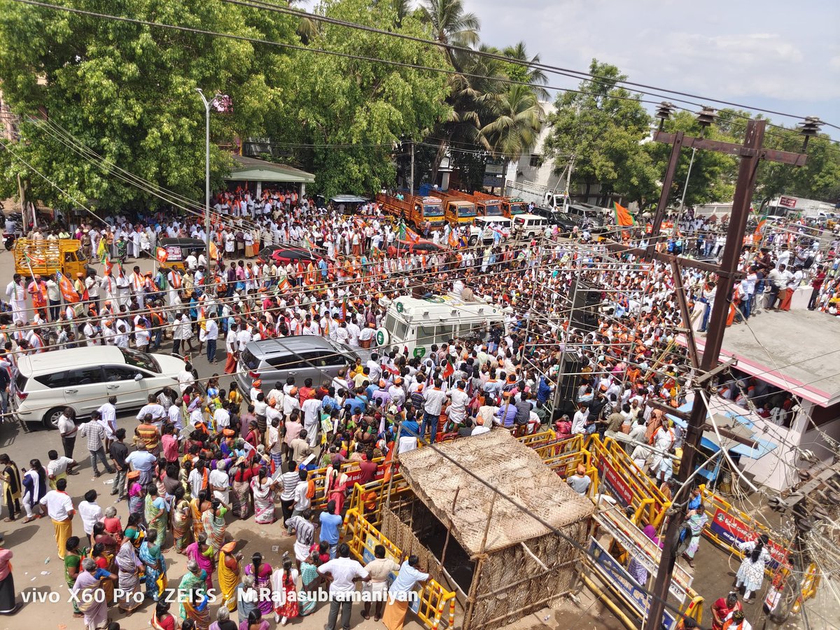 AmmkITMuthu's tweet photo. #வெற்றிசின்னம்குக்கர் 
#NDAalliance 

தமிழக பாஜக தலைவர் திரு. #அண்ணாமலை அவர்கள் 

மக்கள்செல்வர் #TTVDhinakaran அவ��்களுக்கு ஆதரவாக குக்கர் சின்னத்திலே வாக்கு சேகரித்தார் ...

#TTV4Theni https://t.co/tSyoDIKgi0