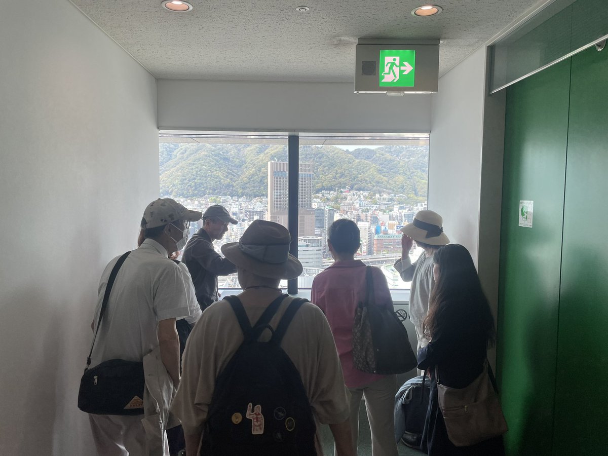 townguideKOBE24's tweet photo. 今日はガイドのご予約をいただいていた20名の団体様をご案内💁‍♂️

3班に分かれていただき、まずは神戸市役所展望ロビー24階から見える景色を説明していきます。

少し空は霞んでますが、暖かくてまち歩き日和ですね〜。それではいってらっしゃい👋 https://t.co/SDY8mFsz84