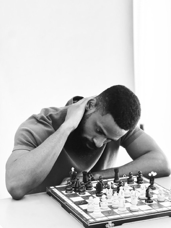 NigeriaStories's tweet image. Tunde Onakoya a Nigerian 🇳🇬 who uses chess ♟️ to take kids out of the slums and give them a better life is set to break the Guinness World Record for the Longest Chess Marathon without losing a game for 58 hours, in New York.
We wish you the best 👍🏿