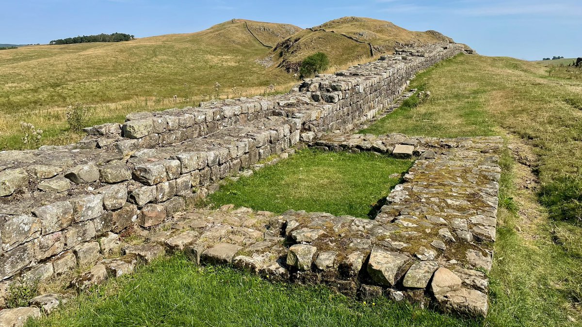 The foundations of Turret 45a at Walltown Crags on Hadrian’s Wall in Northumberland. Turrets (watch towers) were usually placed two to every Roman mile (1.48km). 📸 My own. #RomanSiteSaturday #RomanBritain #HadriansWall