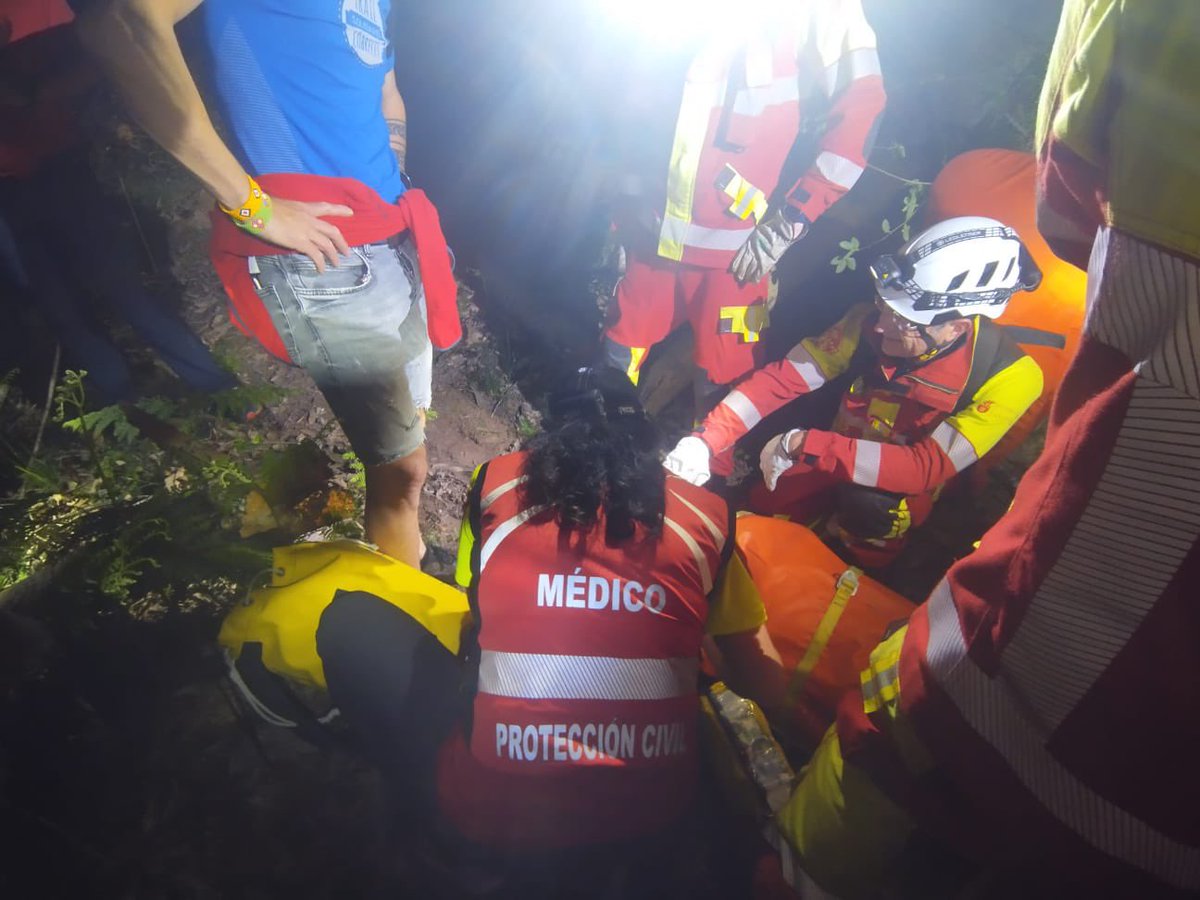 112Cantabria's tweet image. 🧑‍🚒 Los bomberos rescataron anoche a una vecina de #Rionansa que se había fracturado el tobillo mientras paseaba por una zona de monte en la localidad de #Celis