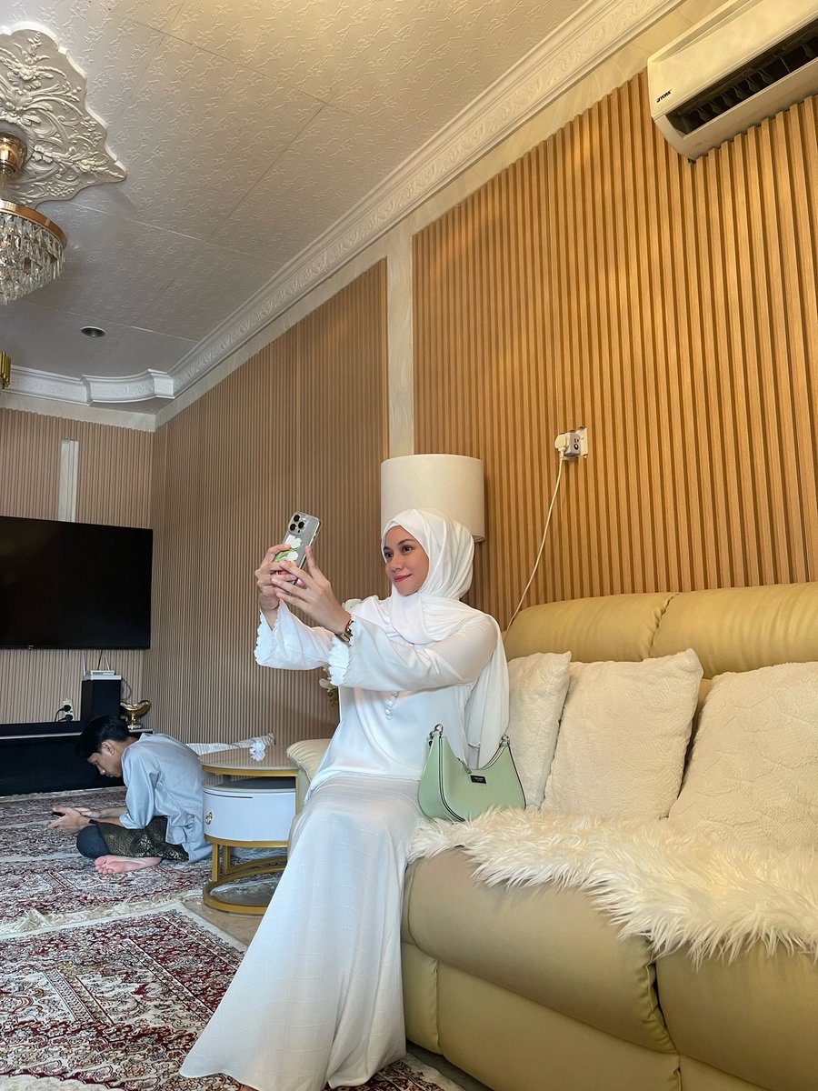 helloachamln's tweet photo. 1 Lebaran 🤍✨🌙 https://t.co/cjIPinSF28
