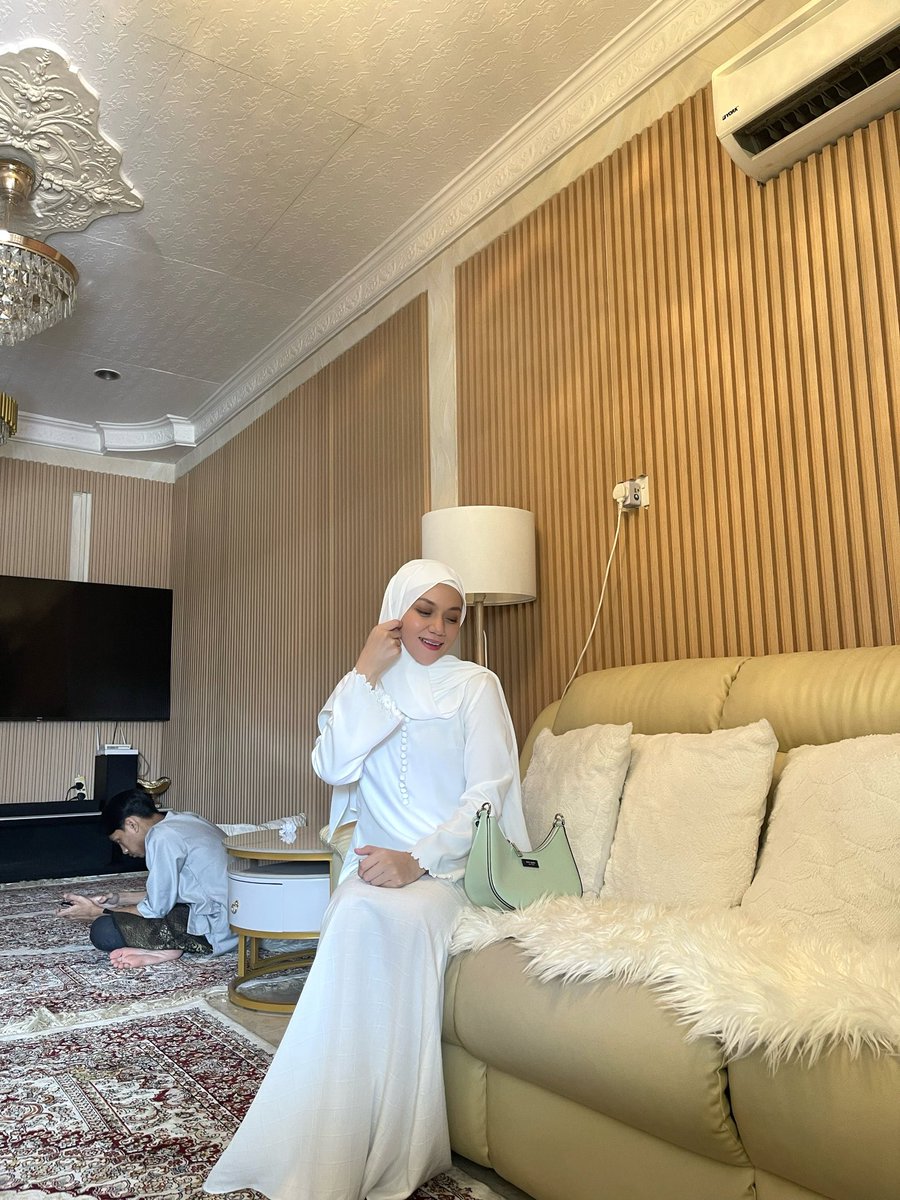 helloachamln's tweet photo. 1 Lebaran 🤍✨🌙 https://t.co/cjIPinSF28