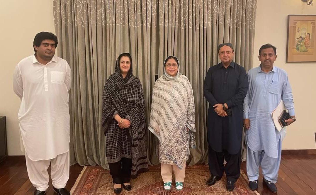DRMAHREENBHUTTO's tweet photo. Eid Greetings with Addi @FaryalTalpurPk https://t.co/7jlPYS0LLB
