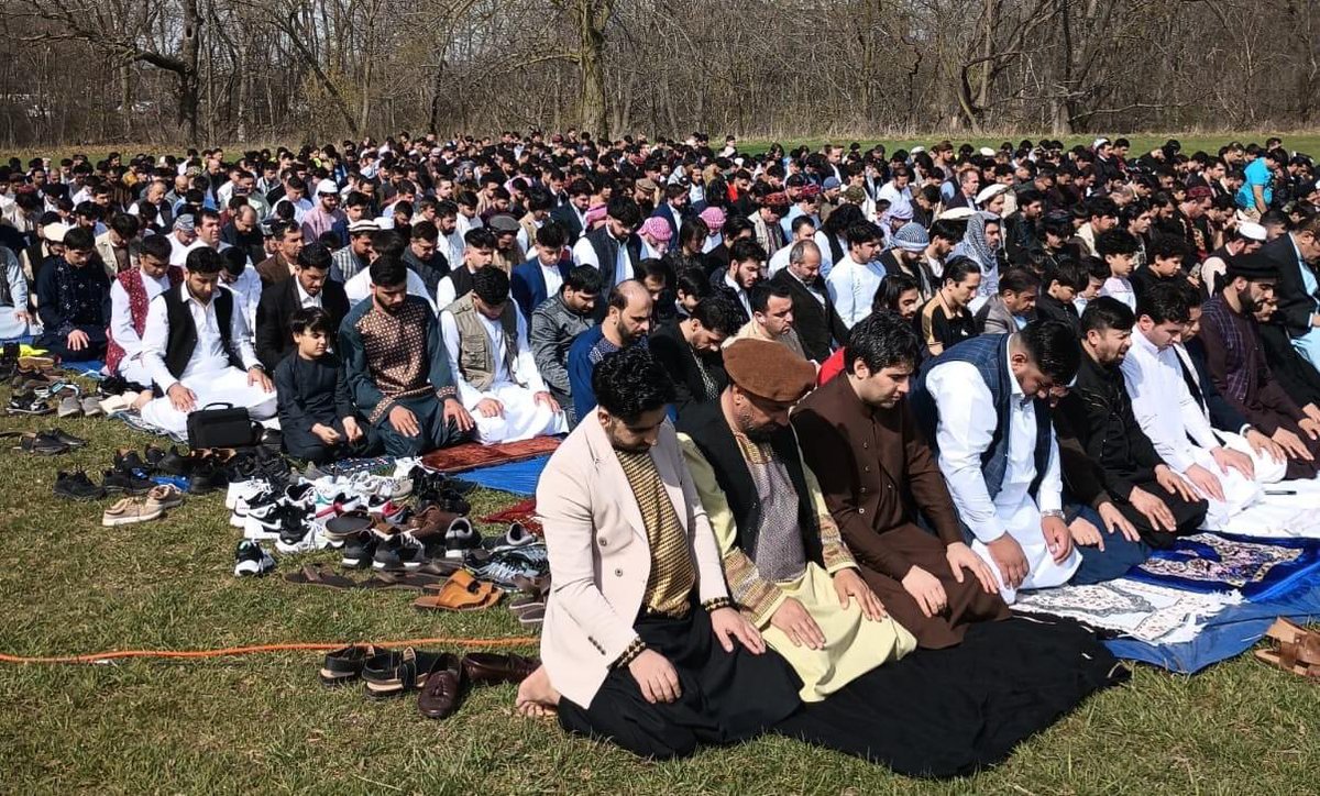 afghanscci's tweet photo. رهبرى مركز فرهنگى افغانها  از زحمات خستگى  نا پذير كميته محترم برگزارى مراسم نماز عيد سعيد فطر ( رضا كاران ، نهاد ها و متنفذىن محترم ) بابت تدوير موفقانه مراسم اداى نماز عيد، توزيع بازيچه براي اطفال نازنين ،فرصت  ديد وباز وصرف صبحانه عيدى؛ ازصميم قلب تشكرى مينمايد. https://t.co/i9RuOAv9KQ