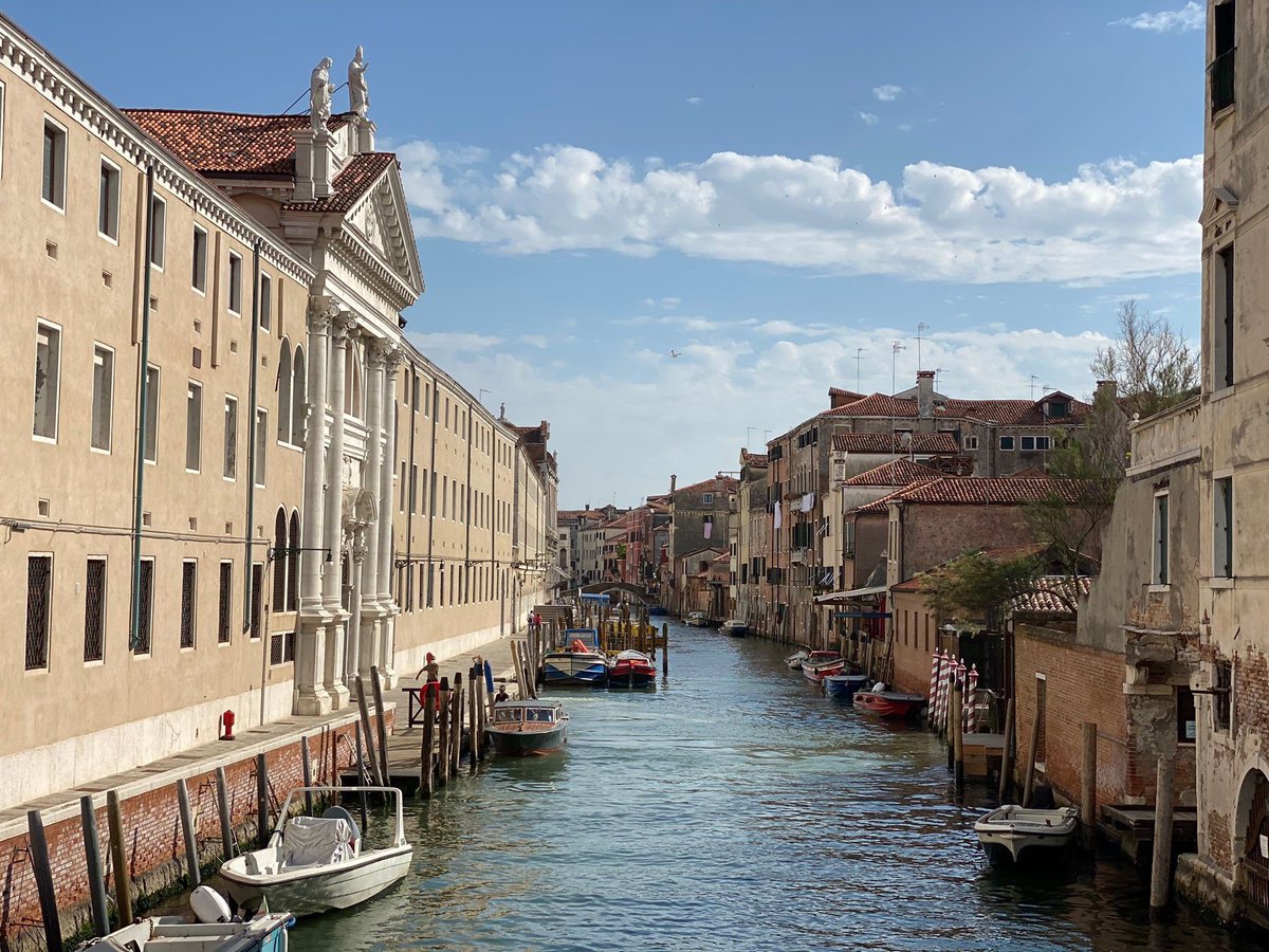 Estragone: «Siamo contenti... (silenzio) E che facciamo, ora che siamo contenti?» Vladimiro: «Aspettiamo Godot». Estragone: «Già, è vero...» (Samuel Beckett, nato oggi a Dublino nel 1906) Buon sabato a tutti! #13aprile