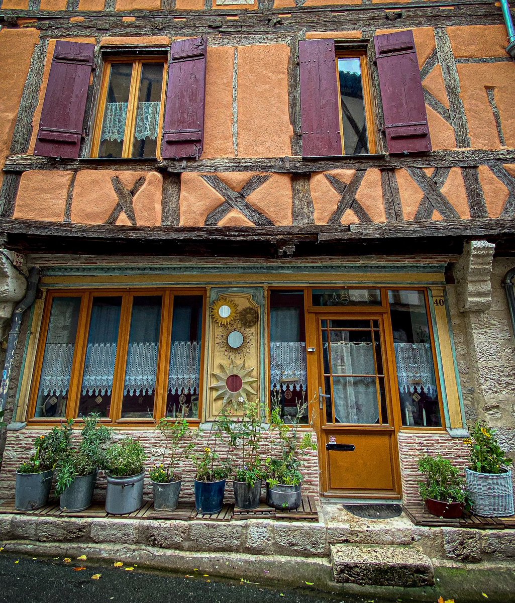Potted plants and lace curtains: Issigeac, Périgord #DailyDoor