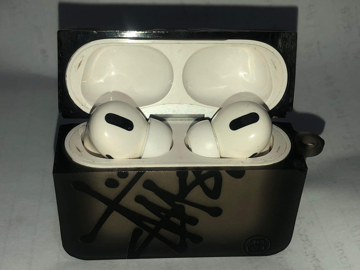 hellofromluna's tweet photo. selling 2nd hand airpods pro 1st gen for 8k! need extra funds for tuition :"D 

loc metro manila

wts lfb ph https://t.co/8FSwc6oH93