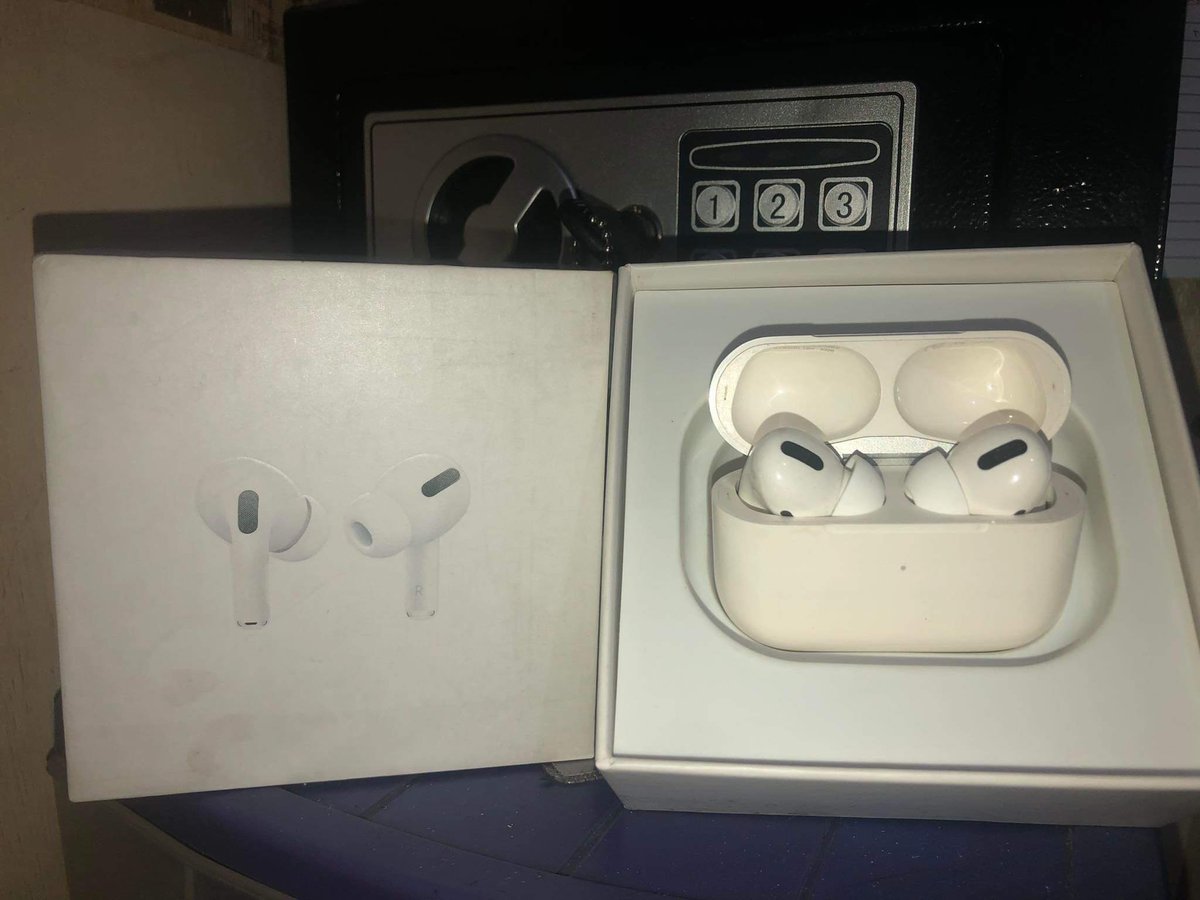 hellofromluna's tweet photo. selling 2nd hand airpods pro 1st gen for 8k! need extra funds for tuition :"D 

loc metro manila

wts lfb ph https://t.co/8FSwc6oH93
