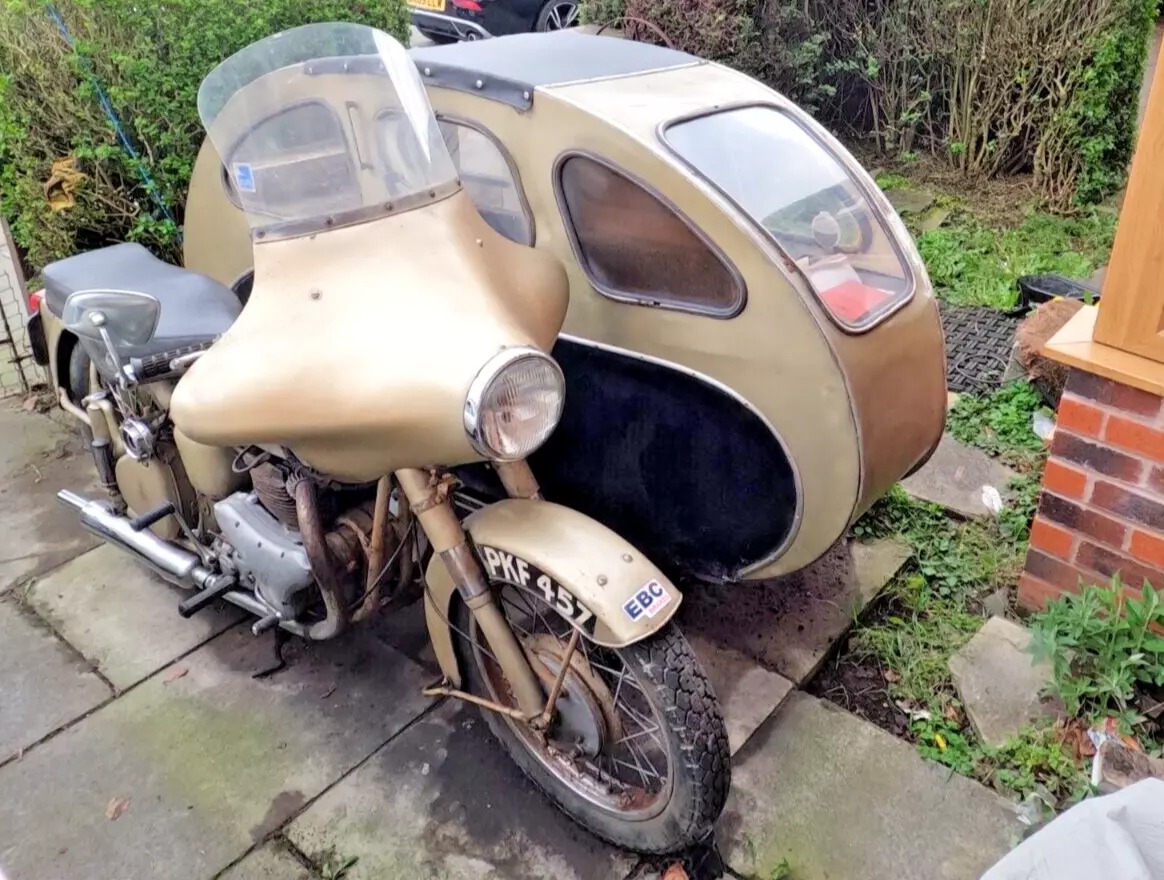 BarnFindsUK's tweet photo. Ad:  1954 BSA GOLD FLASH A10 PLUNGER WITH TWIN ADULT BUSMAR SIDECAR
On eBay here -->> https://t.co/7WqqGRX87d

 #VintageMotorcycle #ClassicBike #BSAGoldFlash #MotorcycleRestoration #ClassicMotorcycle #VintageSidecar #BSAMotorcycle https://t.co/53qGZozaSv