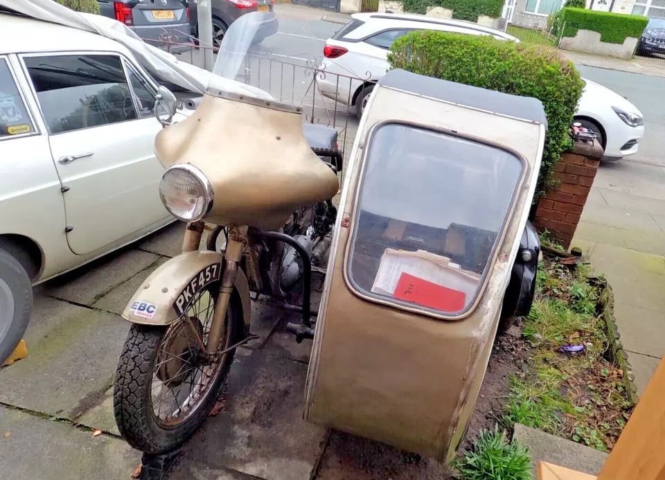 BarnFindsUK's tweet photo. Ad:  1954 BSA GOLD FLASH A10 PLUNGER WITH TWIN ADULT BUSMAR SIDECAR
On eBay here -->> https://t.co/7WqqGRX87d

 #VintageMotorcycle #ClassicBike #BSAGoldFlash #MotorcycleRestoration #ClassicMotorcycle #VintageSidecar #BSAMotorcycle https://t.co/53qGZozaSv
