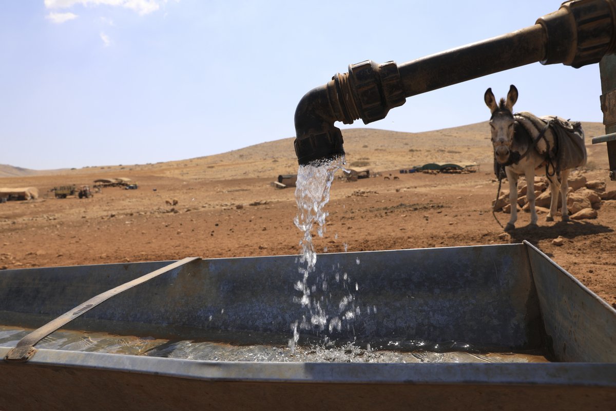 Saviez-vous que l’accès à l’eau est protégée par le droit international humanitaire. Dans les zones de conflit nous nous efforçons de rétablir les services essentiels, tels que l’eau pour : Les civils Les personnes déplacées Les blessés et les malades Les détenus