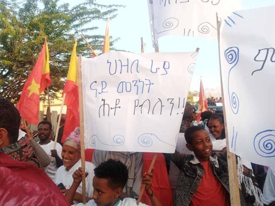 #Tigray: Today in the town of Mekoni, Tigrayans who are displaced from their homes in Southern Tigray, staged a peaceful protest demanding a prompt return to their homes & a full implementation of the COHA agreement. 

Protesters, expressed their demands by chanting & displaying