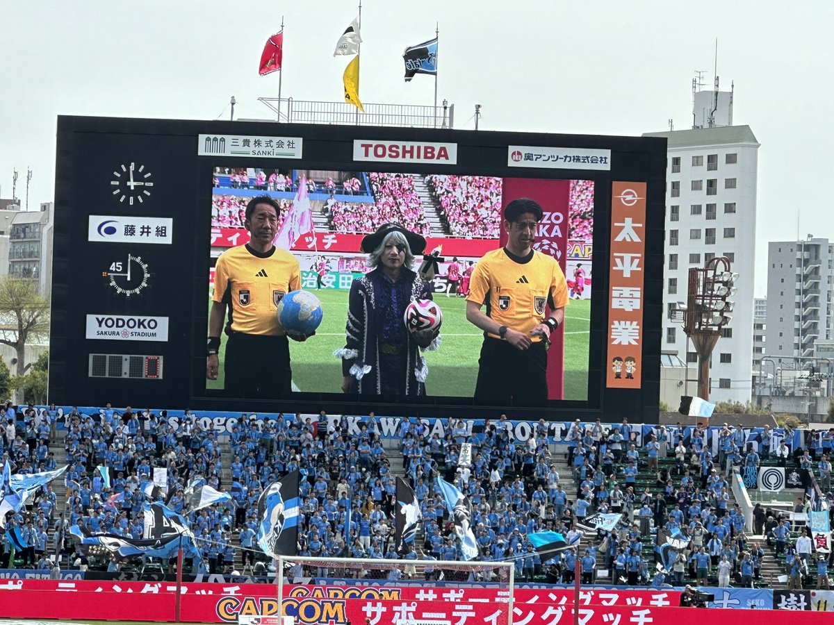 fk_8b316's tweet photo. レフェリーに地球儀持たしてんのおもろい https://t.co/XYIFubB7TV