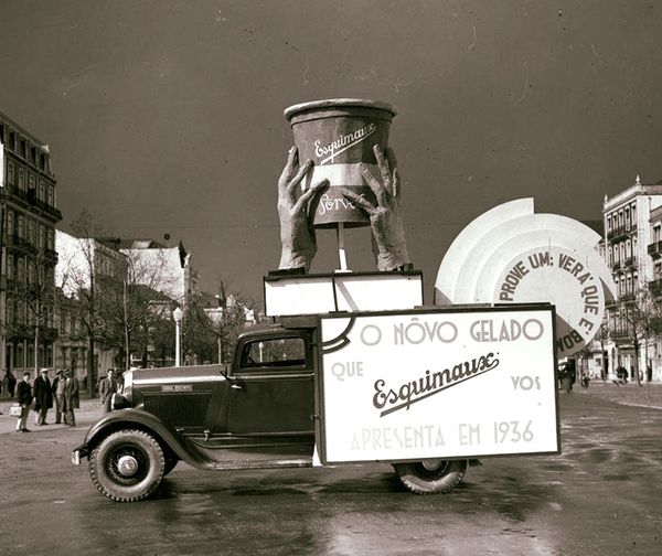Em dia de calor em 1936, era assim publicitada a marca de gelados 'Esquimaux'. 🍨 Avenida da República. #Lisboa