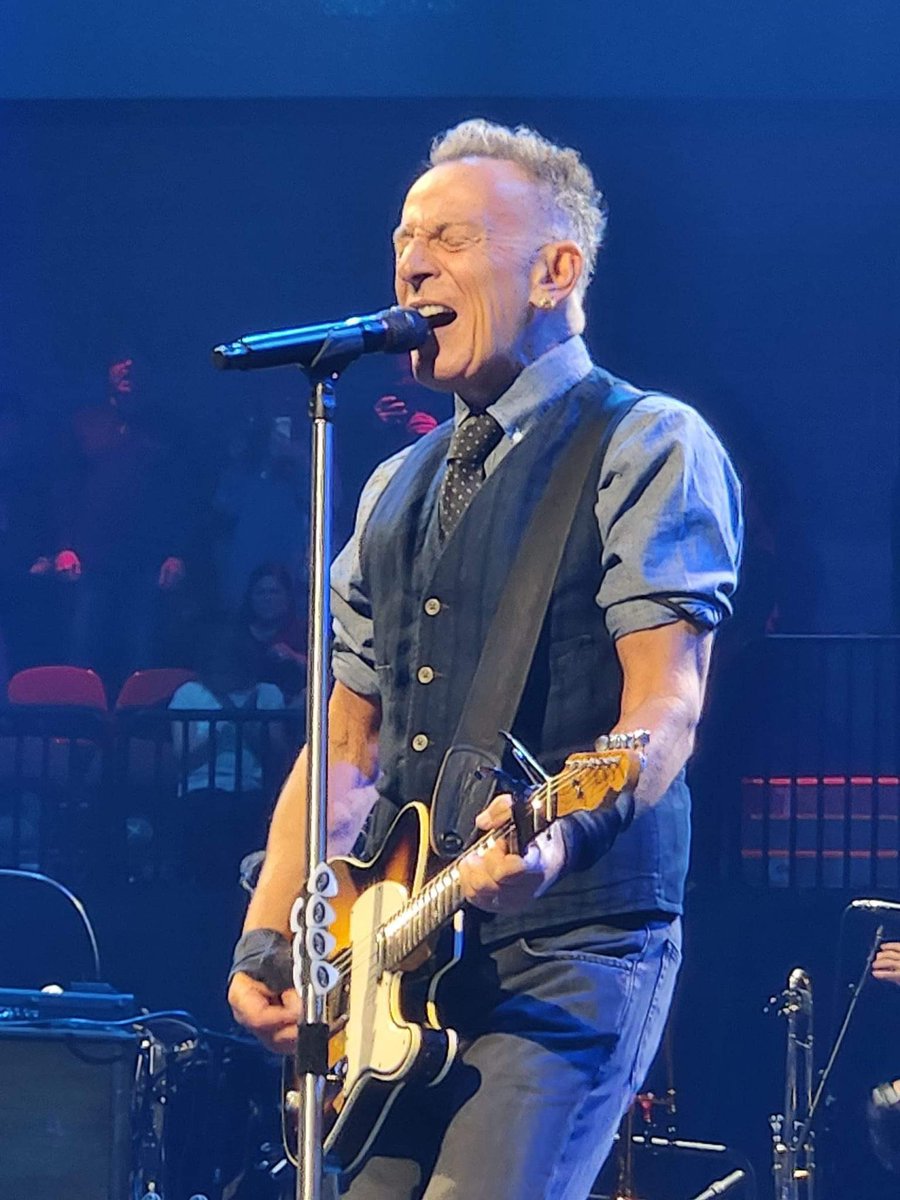 BSPinkCadillac's tweet photo. 12 APR 2024 - MOHEGAN SUN ARENA - UNCASVILLE, CT
Tour Premiere: SEEDS
https://t.co/y5ZnswnOOj
#brucespringsteen #brucespringsteenfanpage #brucespringsteenfans #brucespringsteenandtheestreetband #brucespringsteenconcert #brucespringsteenfanclub #brucespringsteenlive https://t.co/sX8yv2Py0h