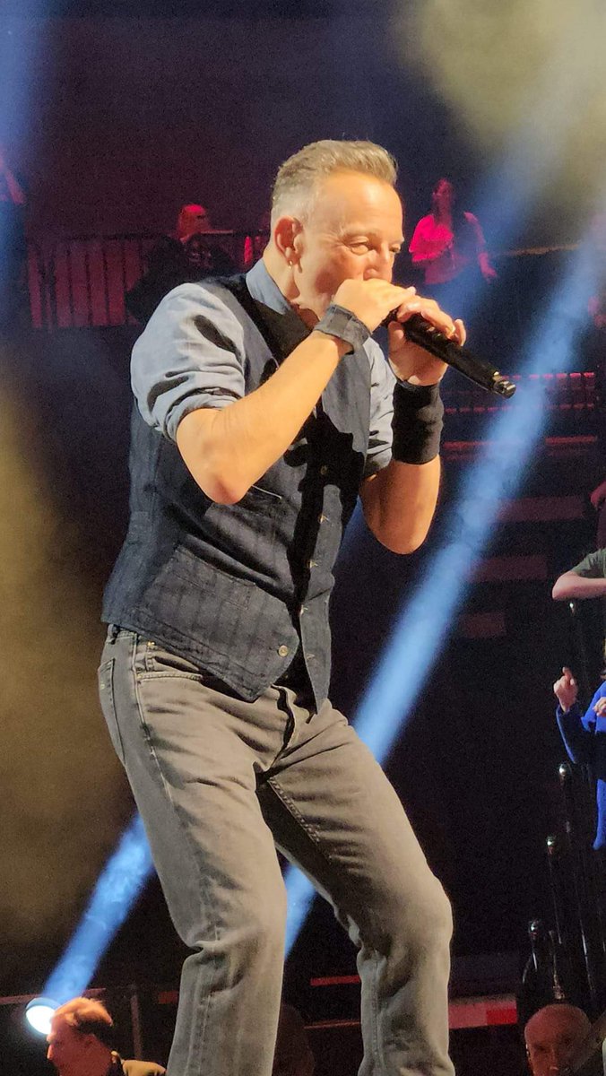 BSPinkCadillac's tweet photo. 12 APR 2024 - MOHEGAN SUN ARENA - UNCASVILLE, CT
Tour Premiere: SEEDS
https://t.co/y5ZnswnOOj
#brucespringsteen #brucespringsteenfanpage #brucespringsteenfans #brucespringsteenandtheestreetband #brucespringsteenconcert #brucespringsteenfanclub #brucespringsteenlive https://t.co/sX8yv2Py0h