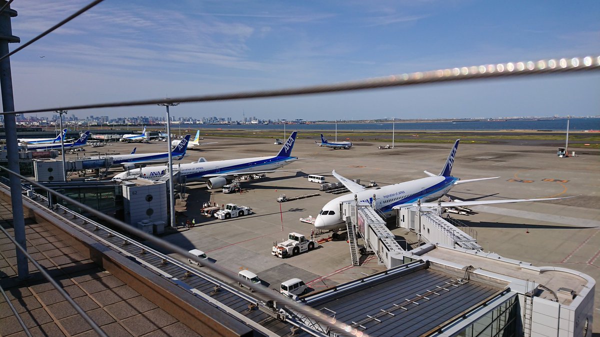 羽田空港は、いい天気ですね。
それにしても、なんでウイングレット付きの、B767が5機もいるんだ？(@_@)
#羽田空港
#第二ターミナル