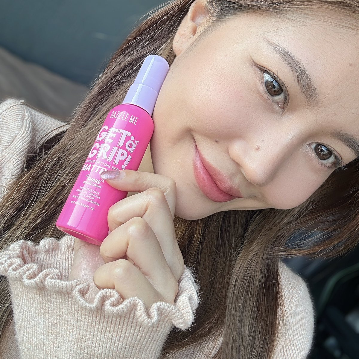 เมคอัพวันนี้ใช้ DAZZLE ME Setting Spray - Matte Fix🩷ทับใจ เหมาะกับคนหน้าหยาระหว่างวันมาก ช่วยคุมมัน ล็อคเมคอัพได้ถึง 24 ชม. ช่วงหน้าแก้มหลังรองพื้นจะไปก่อนเลยเพราะรูขุมขนกว้าง ฉีดแล้วล็อคเมคอัพให้อยู่นานกว่าปกติ ผิวดูแมทเนียนแป้งเกาะผิวดี กับราคาแค่นี้ทำถึงเกินสาว #dazzlemeth