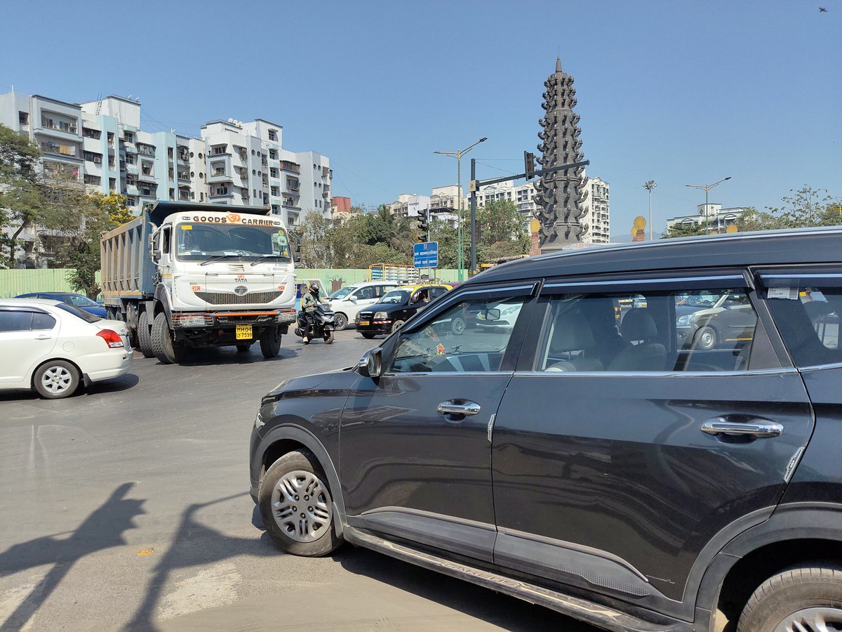 mggutti's tweet photo. Today Right Turn at EEH to Hari Om Nagar/Kopri Thane.

Dangerous ,Why the Traffic Signal is not Started Operational ??

Pls do help for Safety of +35000 Citizens https://t.co/NXX7eMbMyT