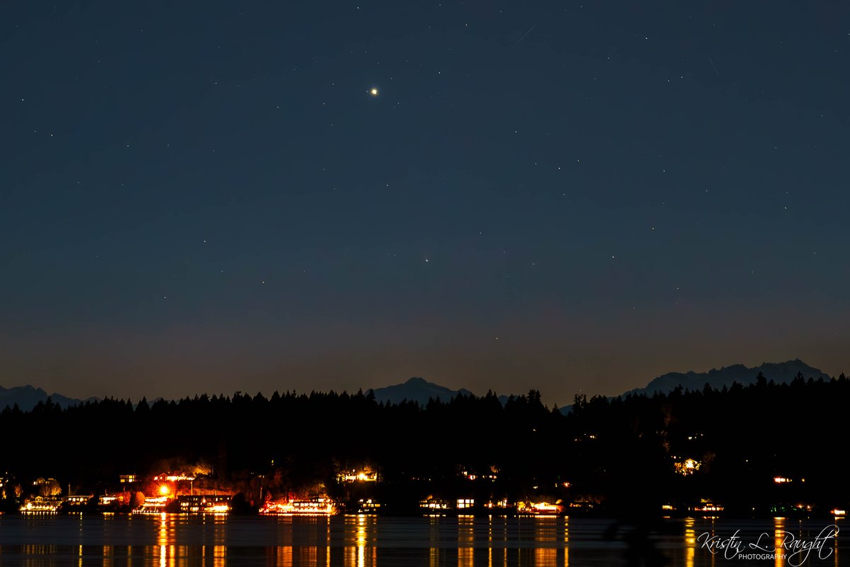 KristinLRaught's tweet image. Jupiter over Mt. Jupiter and a barely noticeable Devil&apos;s Comet in-between. I am coming to accept I&apos;ll need a star tracker for that comet.