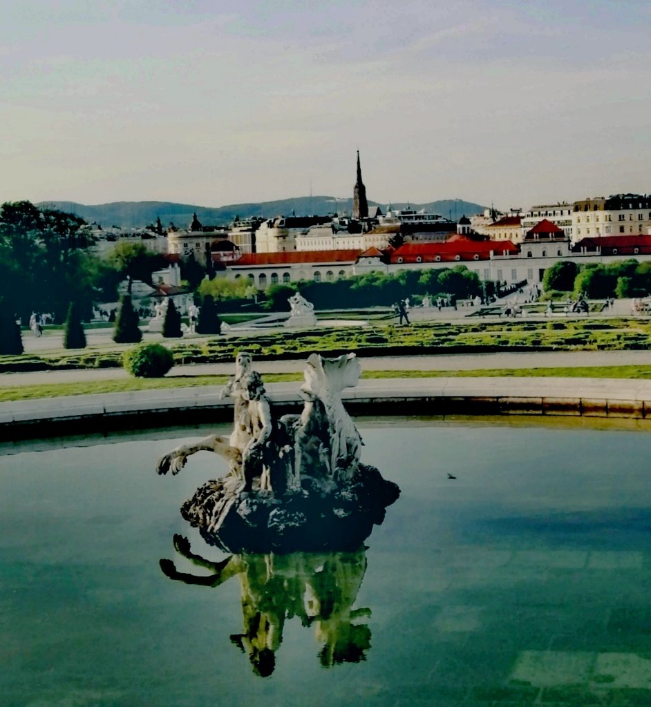 I love to walk here... Good morning from Vienna 🇦🇹
Happy and peaceful Saturday everyone 💕🍀
#Vienna #Belvedere #museum #garden #naturelovers #LoveandPeace