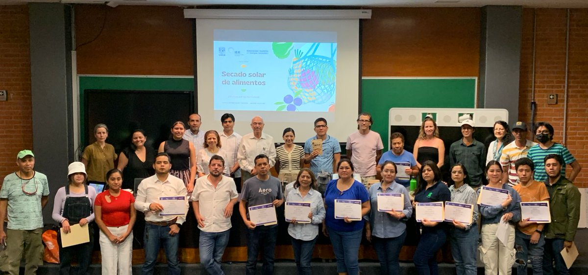 ierunam's tweet photo. Clausura del curso de secado solar de alimentos impartido en el #IER #UNAM. ☀️🍎 ¡Muchas gracias a todxs lxs asistentes! 

#CursosUEC #EnergíasRenovables #SecadoSolar #RenovandoTalentos https://t.co/LTIWdq5UDZ