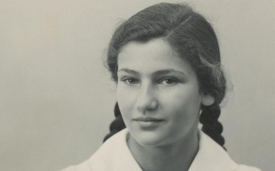 Il y a 80 ans, le 13 avril 1944, cette jeune fille de 17 ans est déportée à Auschwitz par le convoi 71. Avec elle, Ginette Kolinka, Marceline Loridan, 34 enfants de la colonie d’Izieu et 1463 autres noms. Elle s’appelle Simone Jacob, future Simone Veil.