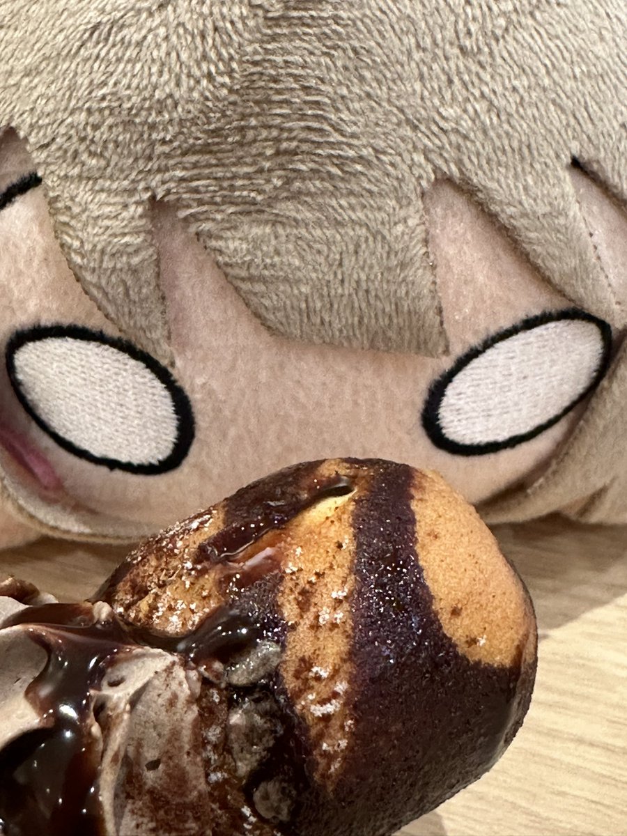 🐑「今日は「くつろぎ」さんのチョコベビーカステラだよ〜かすみちゃん、よろしくね〜」 👑「はーい♪おお、さっくりふわふわのカステラにチョコの甘さとほろ苦さがあいまって…更にチョコクリームがより濃厚さを引き立ててますぅ」 #かすみんのスイーツレポート