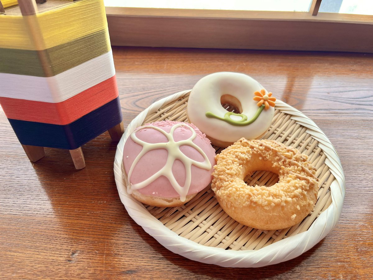 Never underestimate the versatility of the Japanese soba-zaru (蕎麦ざる). The thatched plate used for serving freshly boiled noodles works just as well when serving Krispy Kreme donuts with a seasonal sakura theme, like our afternoon snack!
