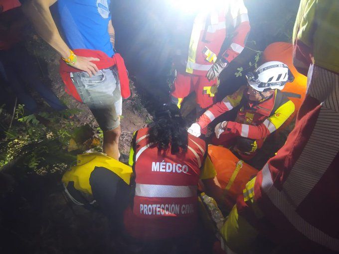 cantabria_press's tweet image. Rescatan a una mujer con un tobillo fracturado cuando paseaba por el monte en la zona de Celis #bomberos112 #celis #mujer #rescate  #serviciodeemergencias112

cantabriapress.com/cantabria/resc…