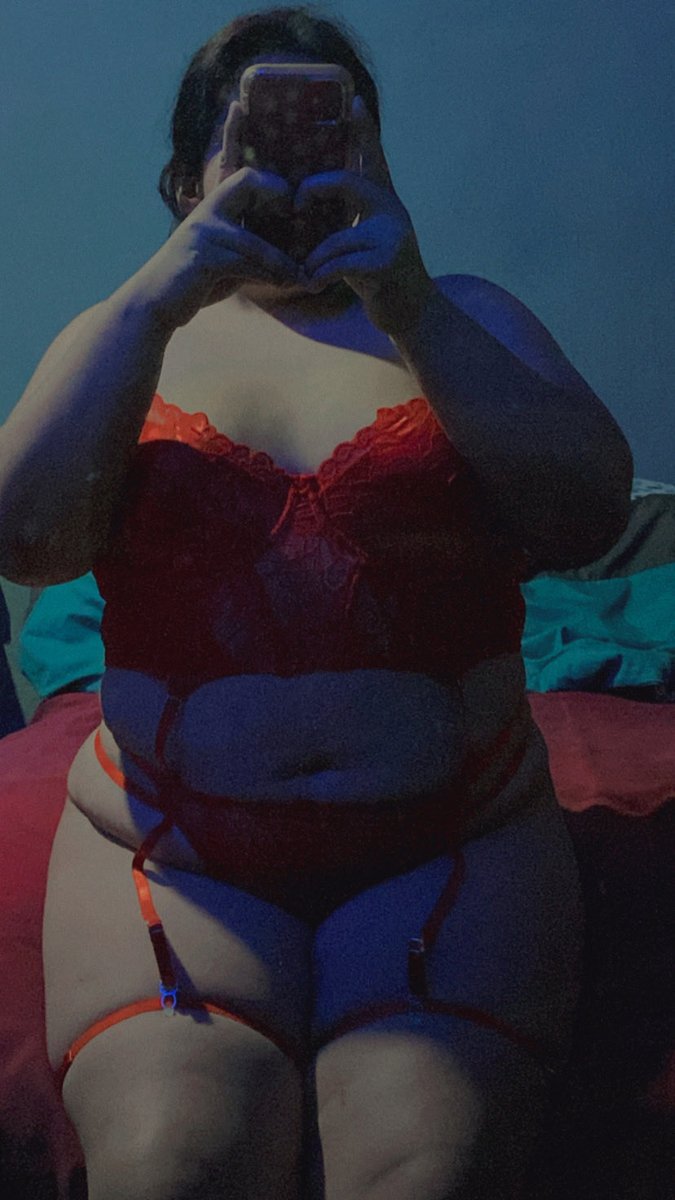 Sam_0175's tweet photo. La de rojo… 🥵 https://t.co/OPqMuS2yTG
