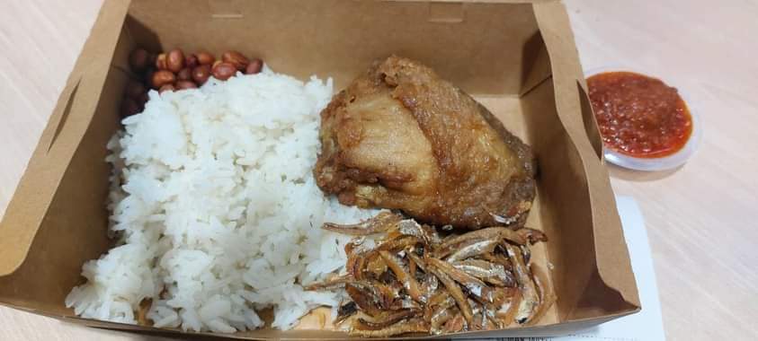 morasaki12's tweet photo. This is  KLIA, don't u guys monitor the pricing? #pathetic Nasi Lemak comes to RM63.10. Is it all airport pricing or maybe some fancy dish, but this is ridiculous. Just fried chicken, ikan bilis, rice and spoon of sambal in a box. https://t.co/y8bKp7cNgP