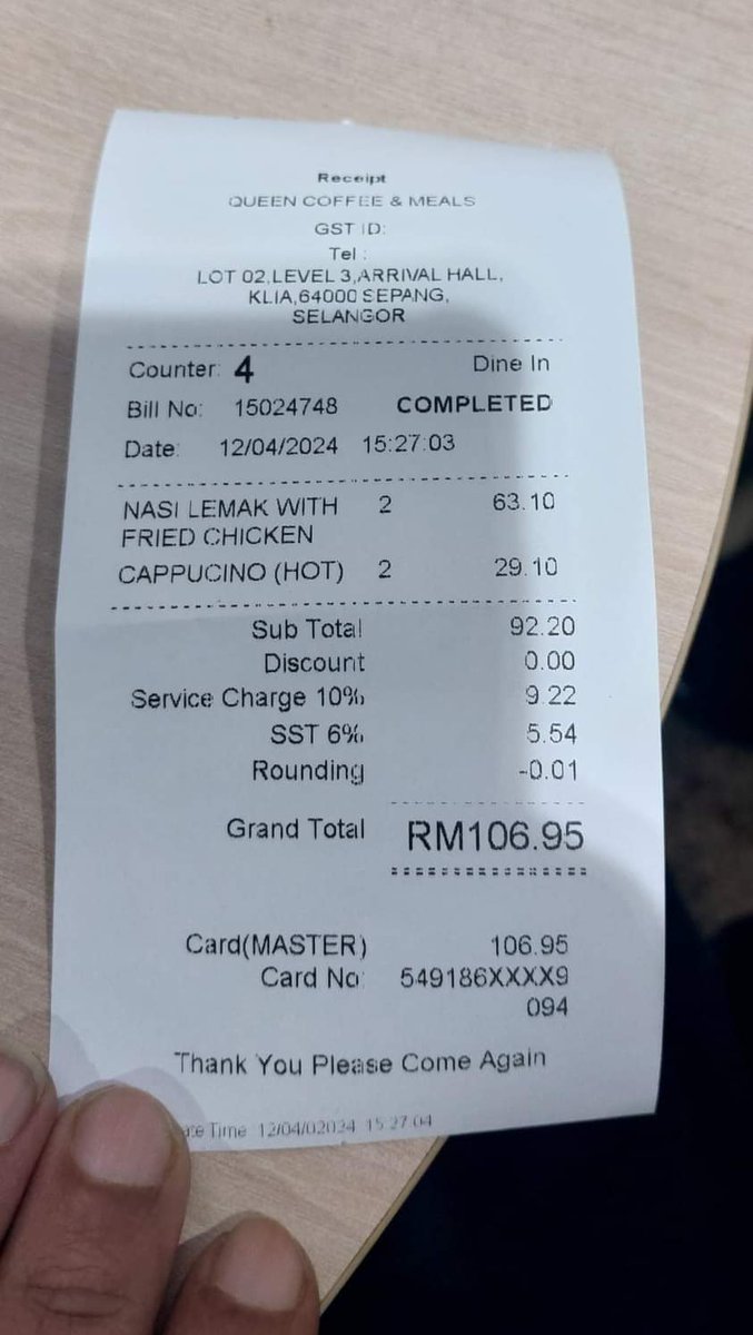 morasaki12's tweet photo. This is  KLIA, don't u guys monitor the pricing? #pathetic Nasi Lemak comes to RM63.10. Is it all airport pricing or maybe some fancy dish, but this is ridiculous. Just fried chicken, ikan bilis, rice and spoon of sambal in a box. https://t.co/y8bKp7cNgP