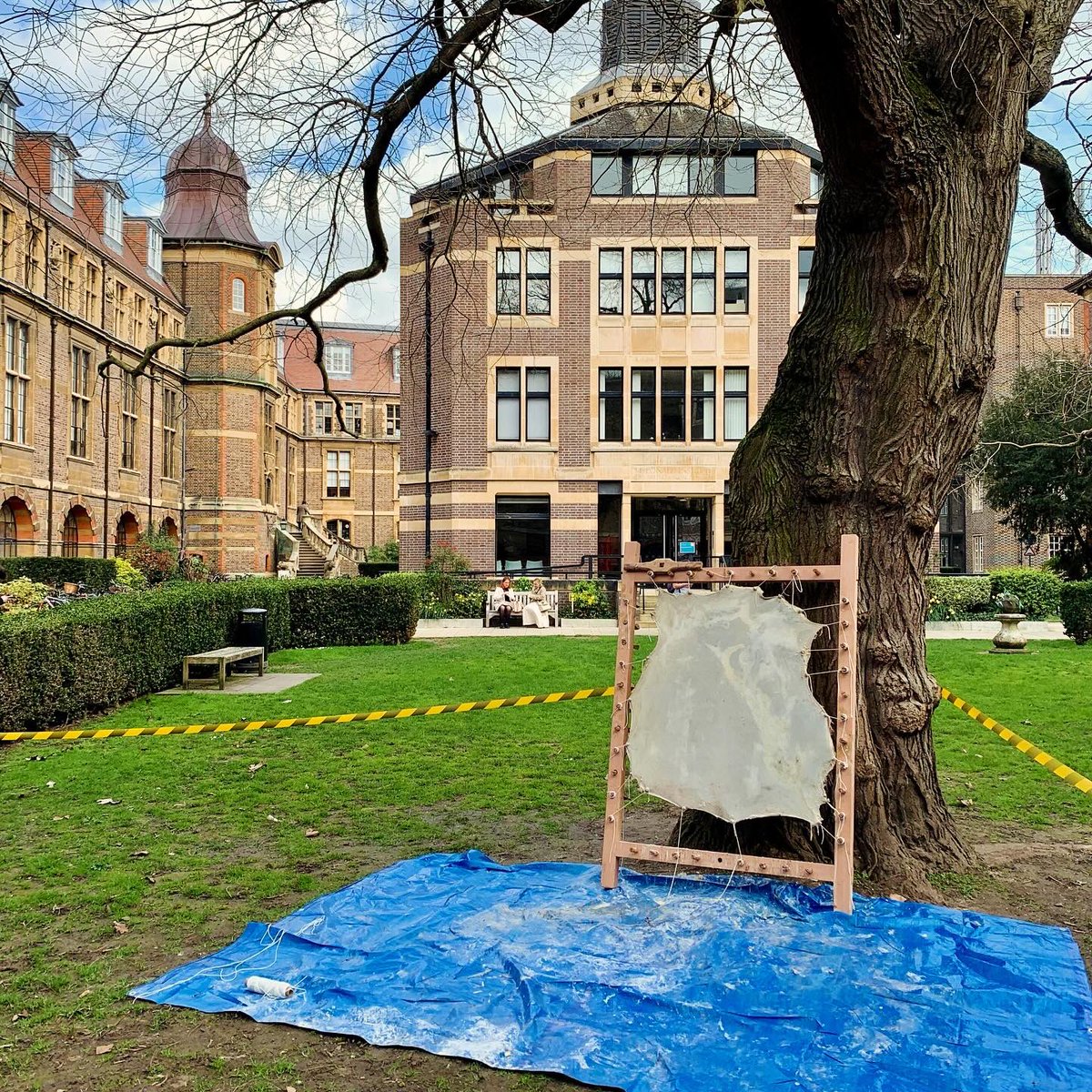 iamkristinesr's tweet image. Experimental parchment making in Cambridge, pt. 1 🐑 

Featuring a beautiful frame from Jack Wheeler (even the pegs are an artwork), parchmenter know-how from @UCamArchaeology and effortless calligraphy from young participants @CamUnivMuseums 🪶 

#CULconservation #Parchment