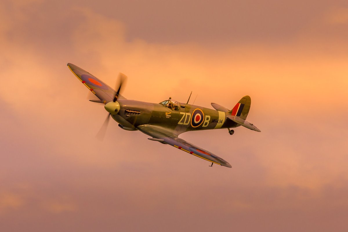 ‘Spitfire Weekend’ Stu Goldspink in the Old Flying Machine Company Supermarine Spitfire Mk. IX MH434 at Shuttleworth June Evening Airshow: Best of British in 2023…⁦@ShuttleworthTru⁩ ⁦@I_W_M⁩ #spitfire #rjmitchell #supermarine #vickers #warbirdphoto #warbirdpics