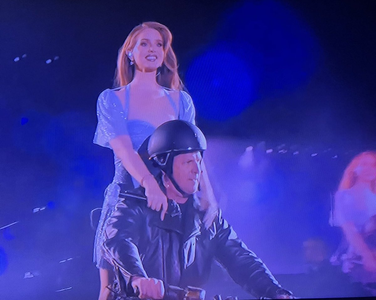 ELA ENTROU EM UM MOTO PORRAAAAAAAAAAA